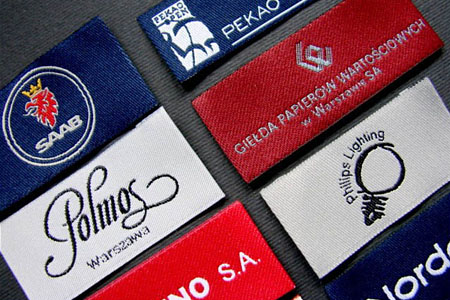 Krawaty z tkaną metką z logo firmy